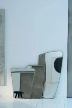 Miroir rectangulaire au bords arrondis et cadre en laiton repoussé