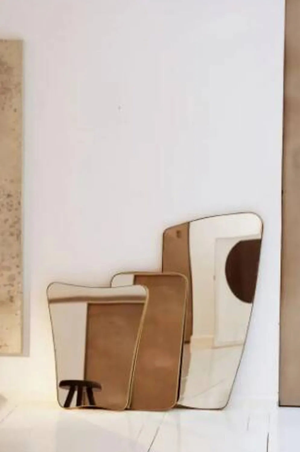 Miroir rectangulaire au bords arrondis et cadre en laiton repoussé