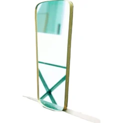 Miroir rectangulaire au bord arrondi et cadre en laiton repoussé