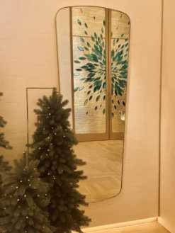 Miroir rectangulaire au bord arrondi et cadre en laiton repoussé