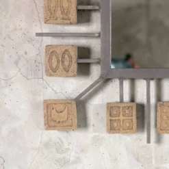 Miroir rectangulaire brutaliste en fer forgé et carreaux en terre cuite