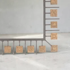 Miroir rectangulaire brutaliste en fer forgé et carreaux en terre cuite