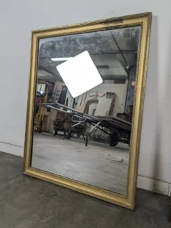 Miroir rectangulaire à cadre en bois doré