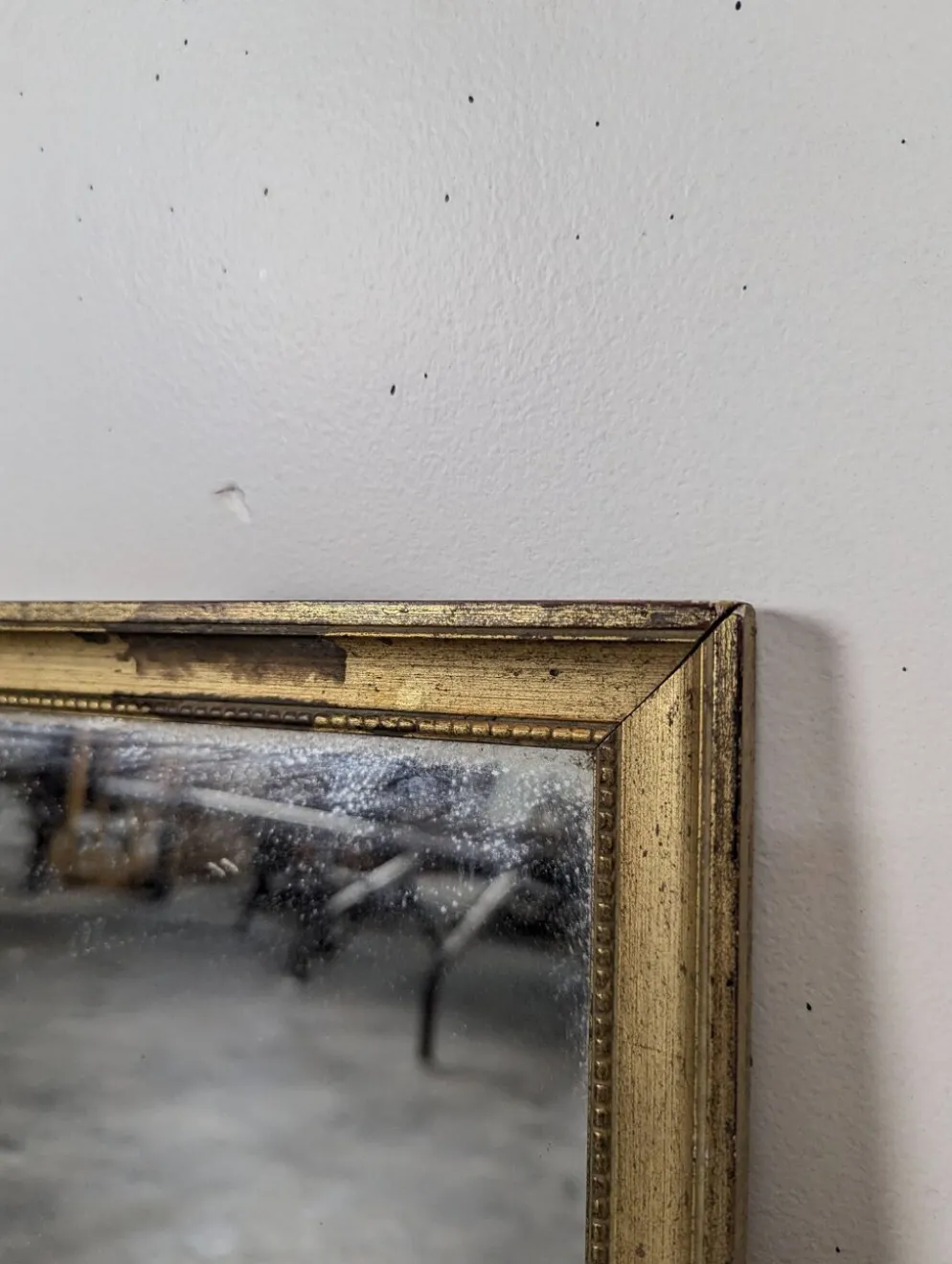 Miroir rectangulaire à cadre en bois doré