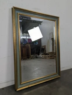 Miroir rectangulaire à cadre laqué vert et doré