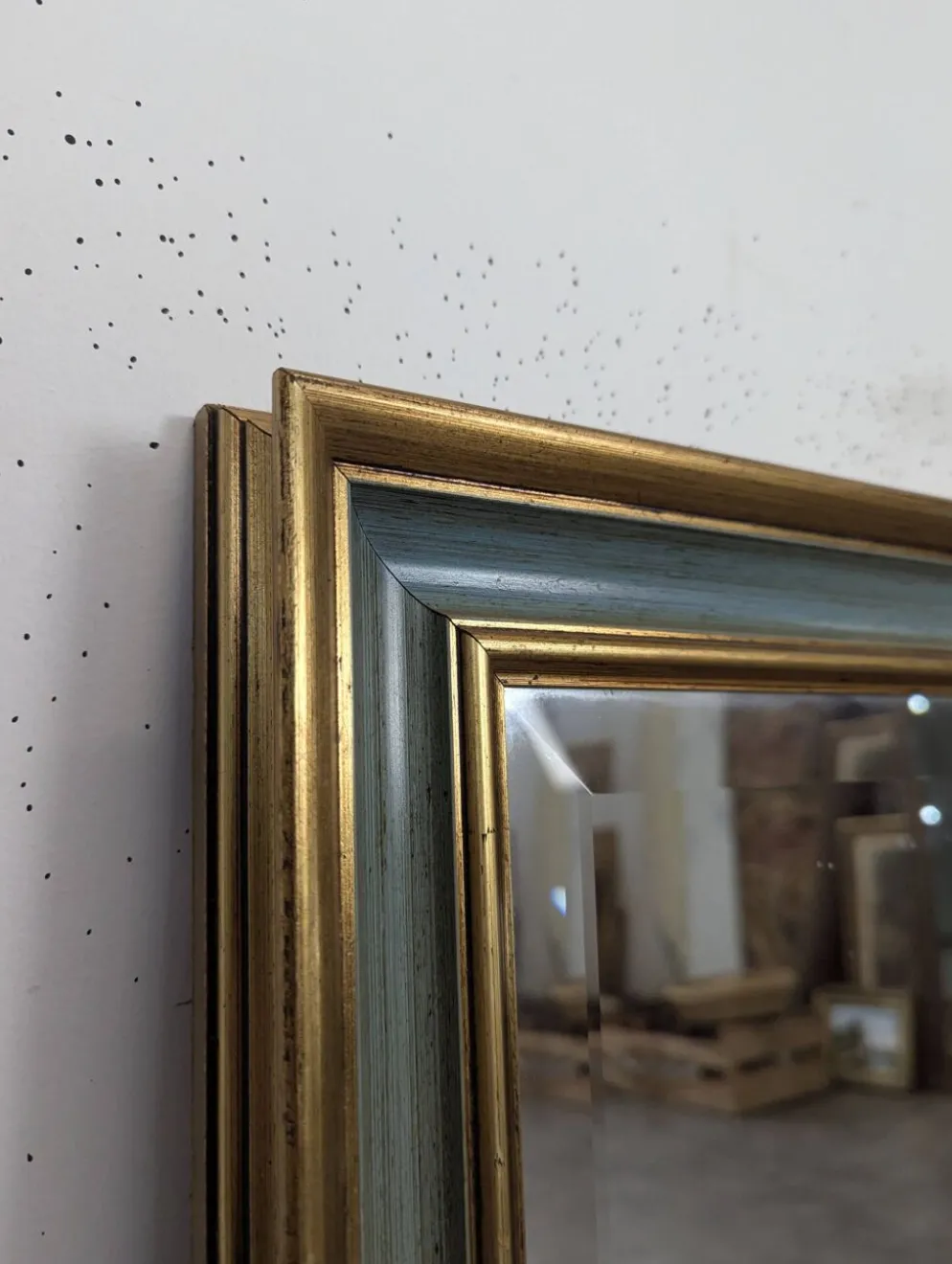 Miroir rectangulaire à cadre laqué vert et doré