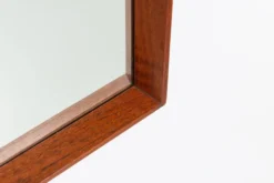 Miroir rectangulaire danois en teck des années 1960.