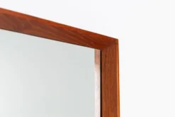 Miroir rectangulaire danois en teck des années 1960.