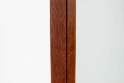 Miroir rectangulaire danois en teck des années 1960.