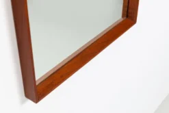 Miroir rectangulaire danois en teck des années 1960.