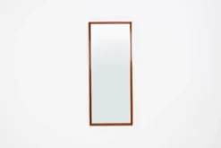 Miroir rectangulaire danois en teck des années 1960.