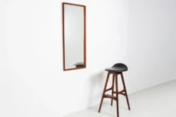 Miroir rectangulaire danois en teck des années 1960.