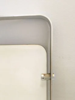 Miroir rectangulaire en métal émaillé argenté, Italie années 1970