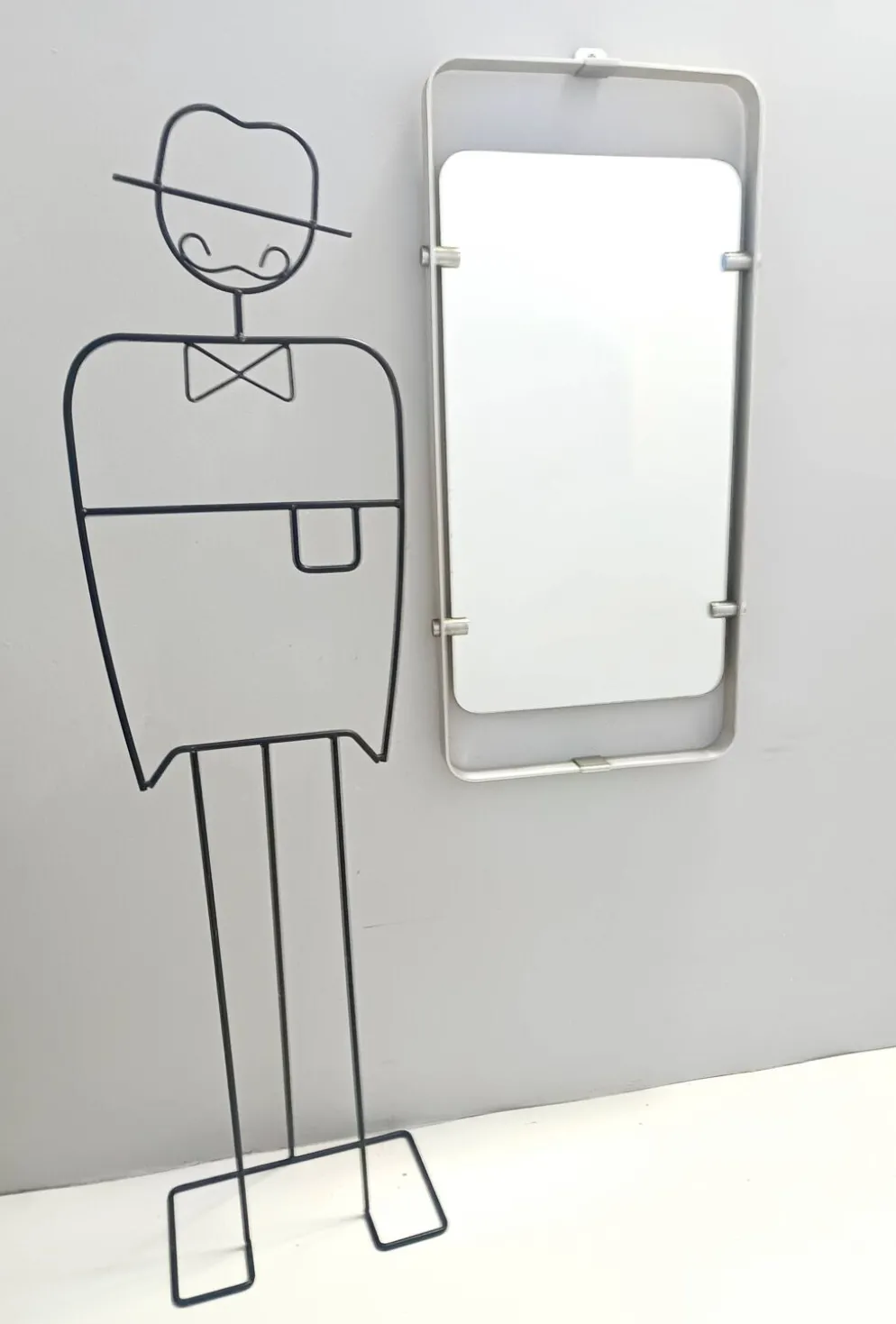 Miroir rectangulaire en métal émaillé argenté, Italie années 1970