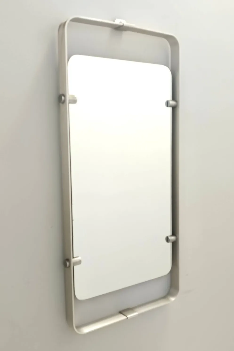 Miroir rectangulaire en métal émaillé argenté, Italie années 1970
