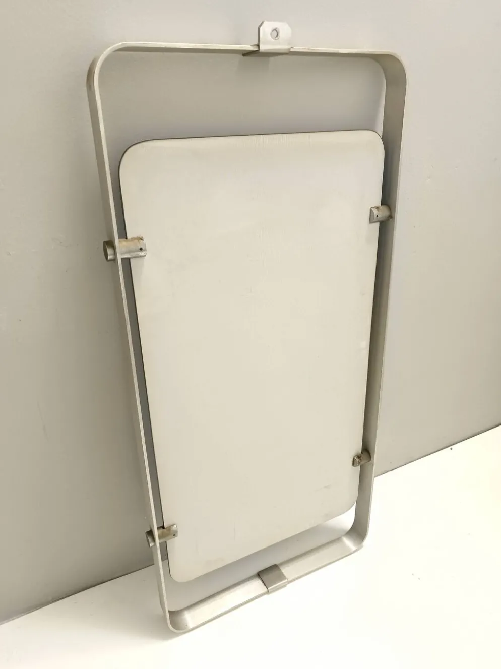 Miroir rectangulaire en métal émaillé argenté, Italie années 1970
