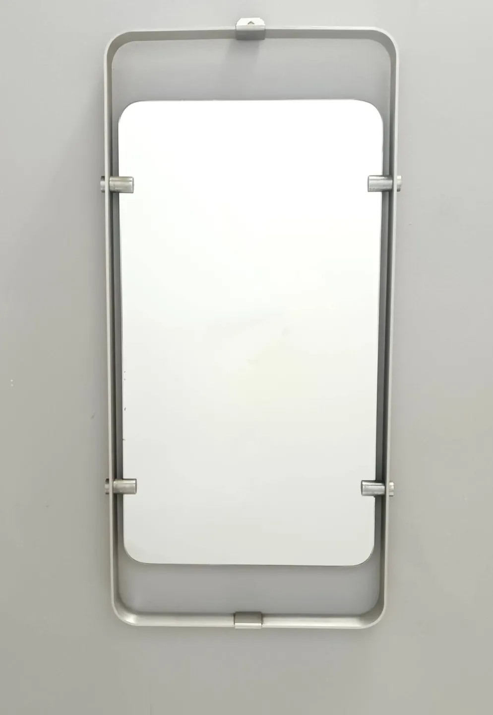 Miroir rectangulaire en métal émaillé argenté, Italie années 1970