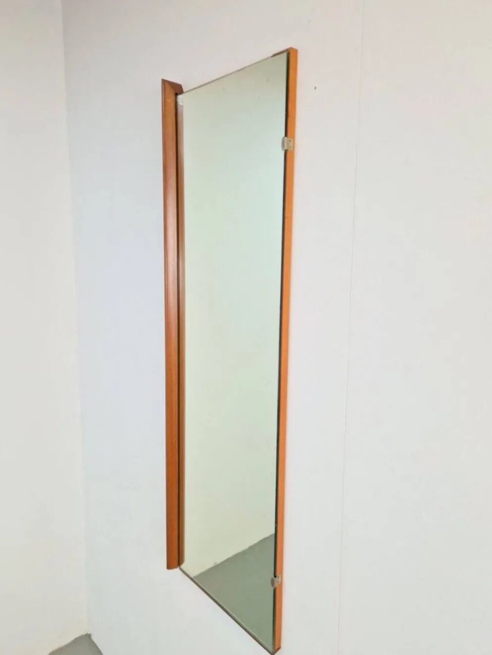 Miroir rectangulaire en teck scandinave des années 1960.