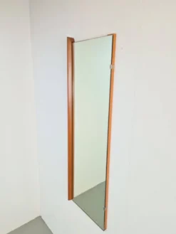 Miroir rectangulaire en teck scandinave des années 1960.