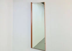 Miroir rectangulaire en teck scandinave des années 1960.