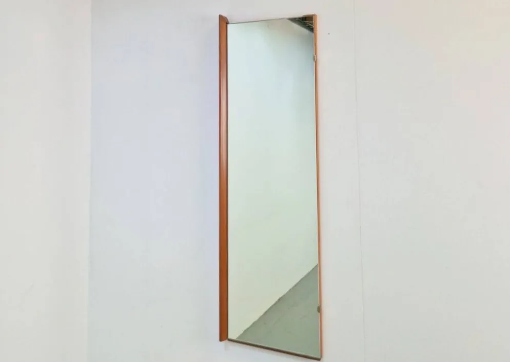 Miroir rectangulaire en teck scandinave des années 1960.