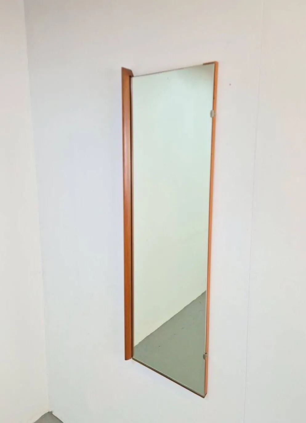 Miroir rectangulaire en teck scandinave des années 1960.