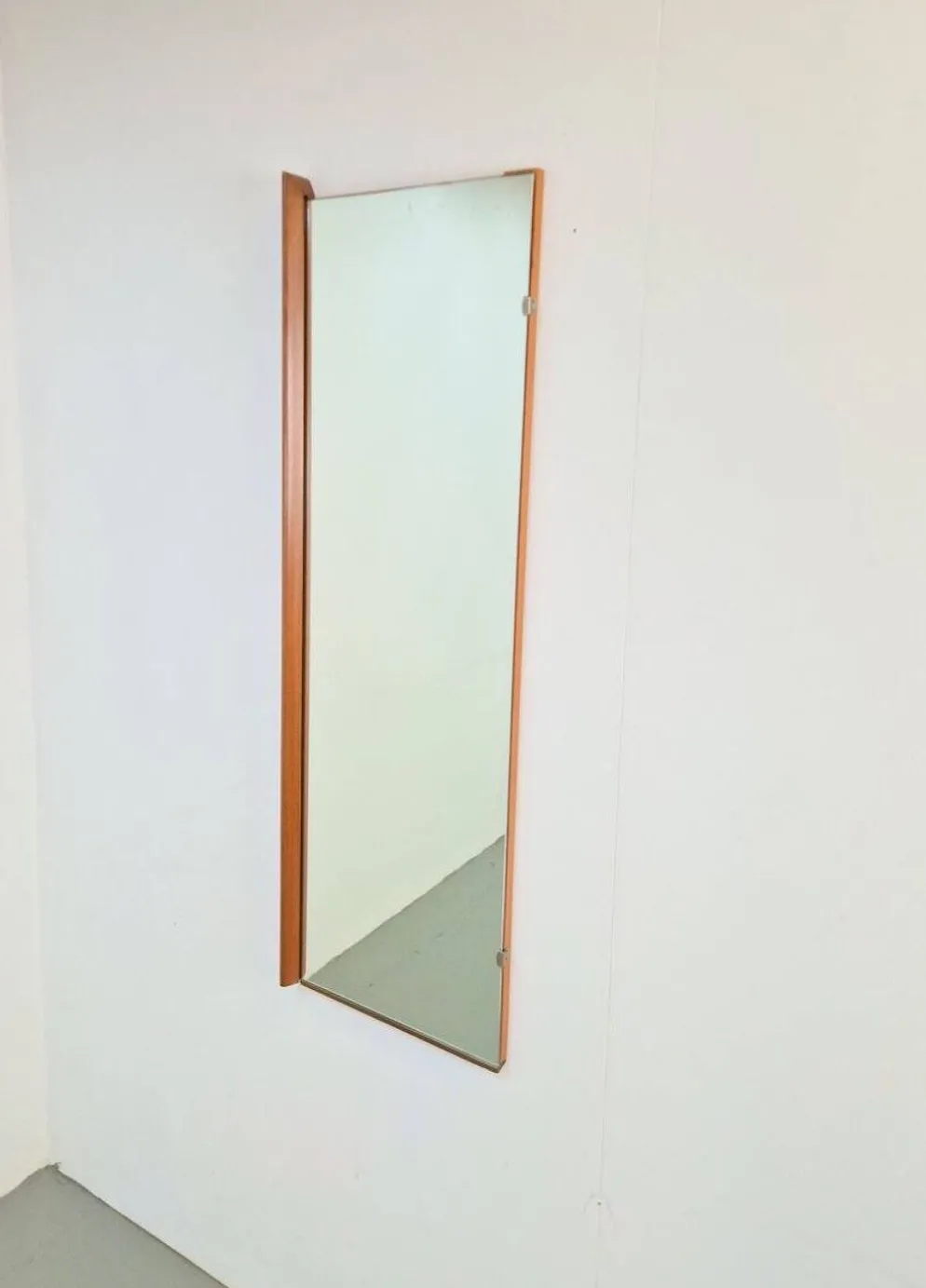 Miroir rectangulaire en teck scandinave des années 1960.