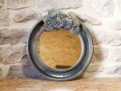 Miroir rond en céramique à décor de fleurs par Catido