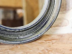 Miroir rond en céramique à décor de fleurs par Catido