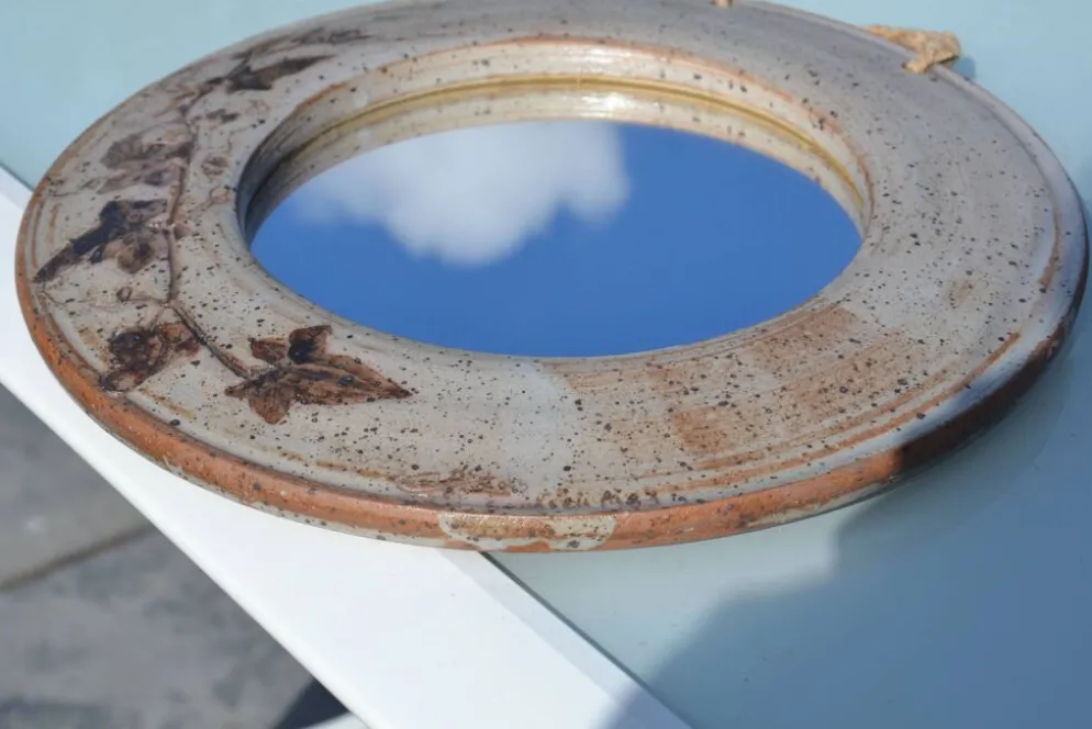 Miroir rond en céramique signé