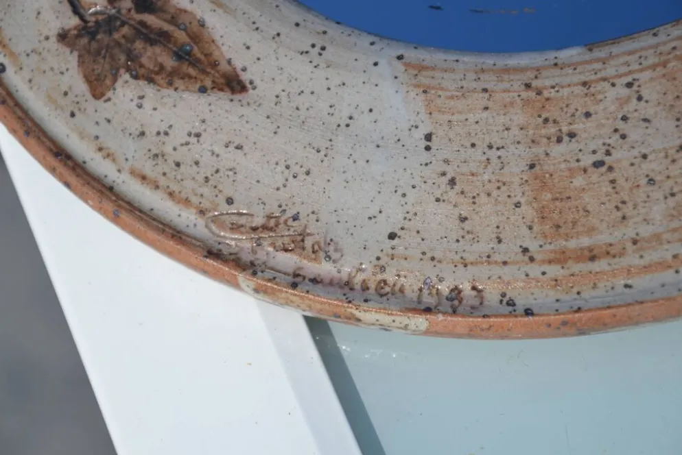 Miroir rond en céramique signé
