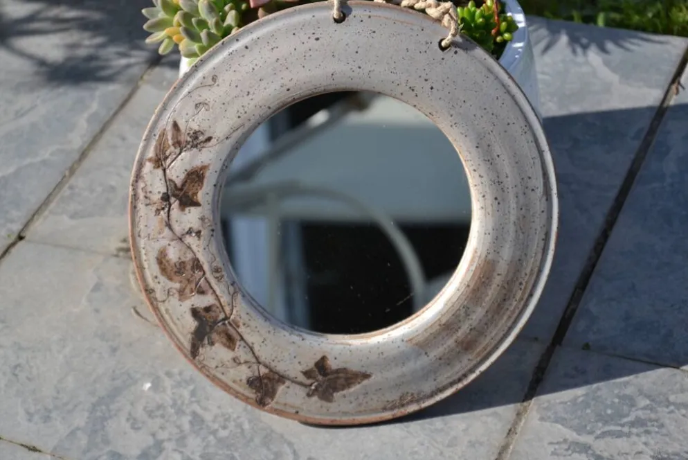Miroir rond en céramique signé