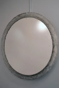 Miroir rond en résine lucite 1960, par ED, 60 cm