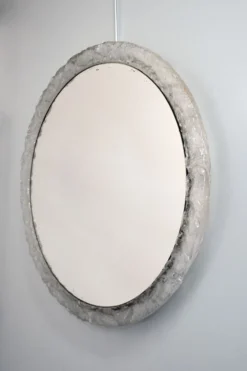 Miroir rond en résine lucite 1960, par ED, 60 cm