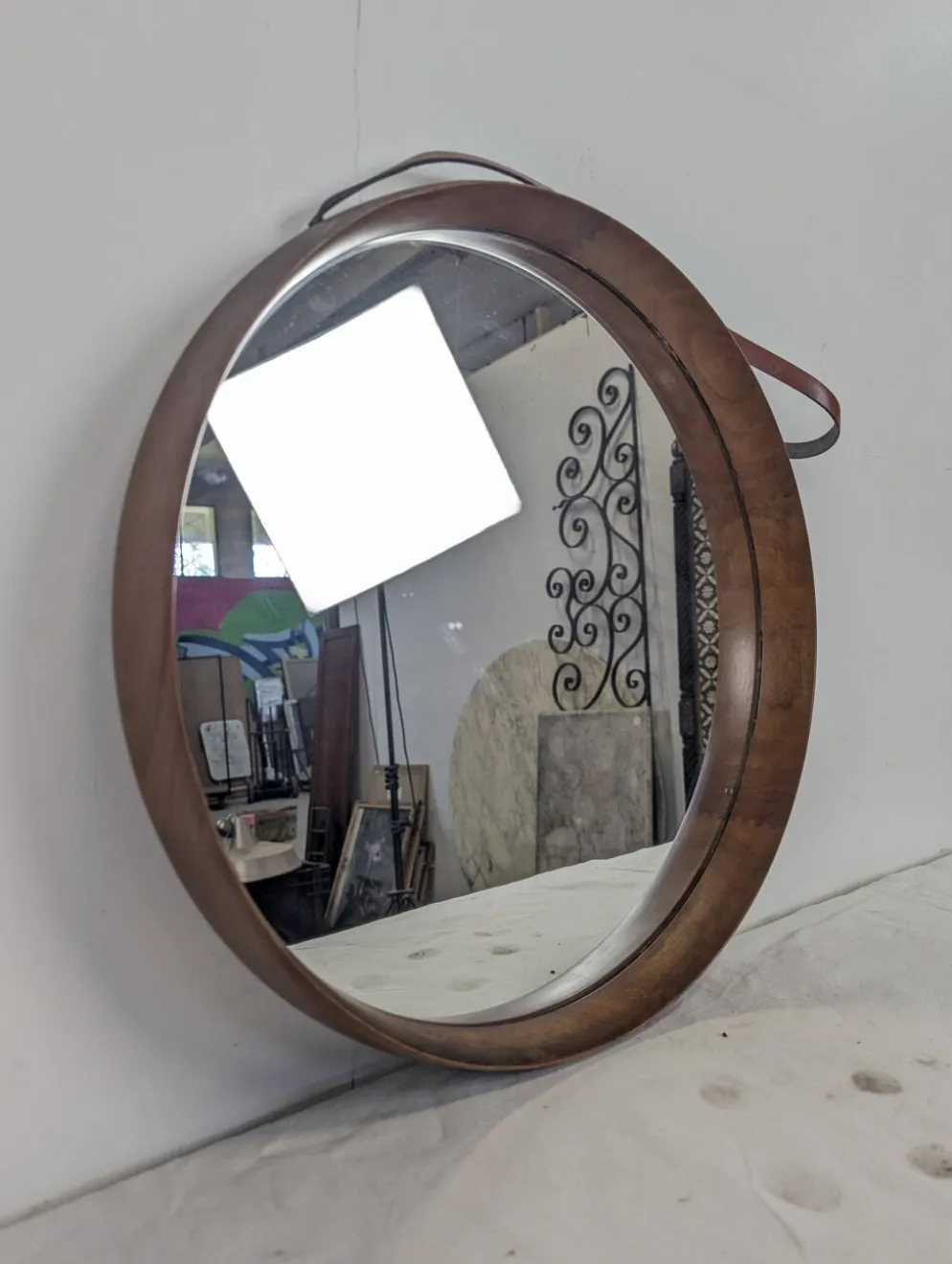 Miroir rond en teck et cuir Luxus Vittsjö par Uno et Östen Kristiansson