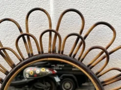 Miroir rond fleur soleil en rotin osier fumé vintage 1960 1970 47 cm folk