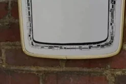 Miroir rétroviseur et sérigraphié au contour doré et liseré noir