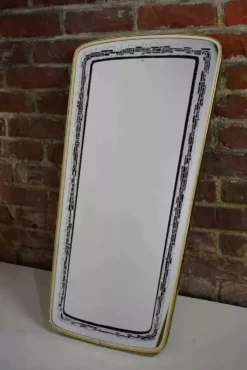 Miroir rétroviseur et sérigraphié au contour doré et liseré noir