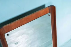 Miroir scandinave minimaliste en teck au design vintage.