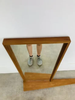 Miroir scandinave à tablette asymétrique en bois, années 60