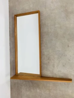 Miroir scandinave à tablette asymétrique en bois, années 60