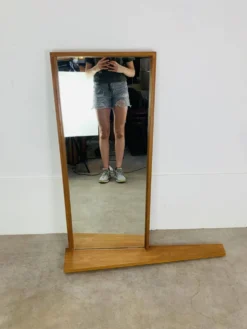 Miroir scandinave à tablette asymétrique en bois, années 60