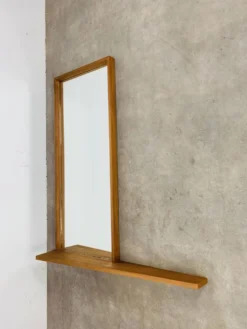 Miroir scandinave à tablette asymétrique en bois, années 60
