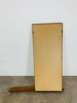 Miroir scandinave à tablette asymétrique en bois, années 60