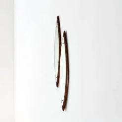Miroir sculptural à double paroi en bois et laiton, Italie années 1960