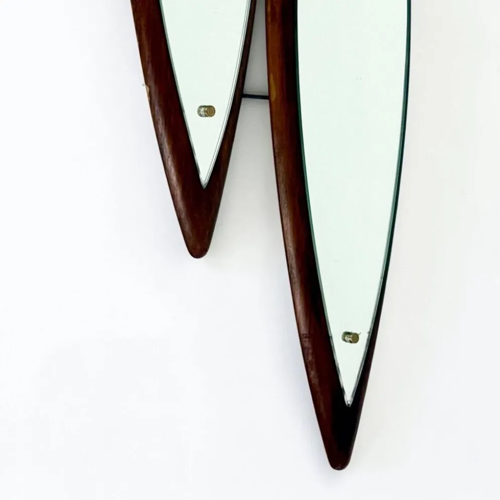 Miroir sculptural à double paroi en bois et laiton, Italie années 1960