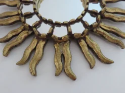 Miroir soleil en bois doré avec incrustations début XXème