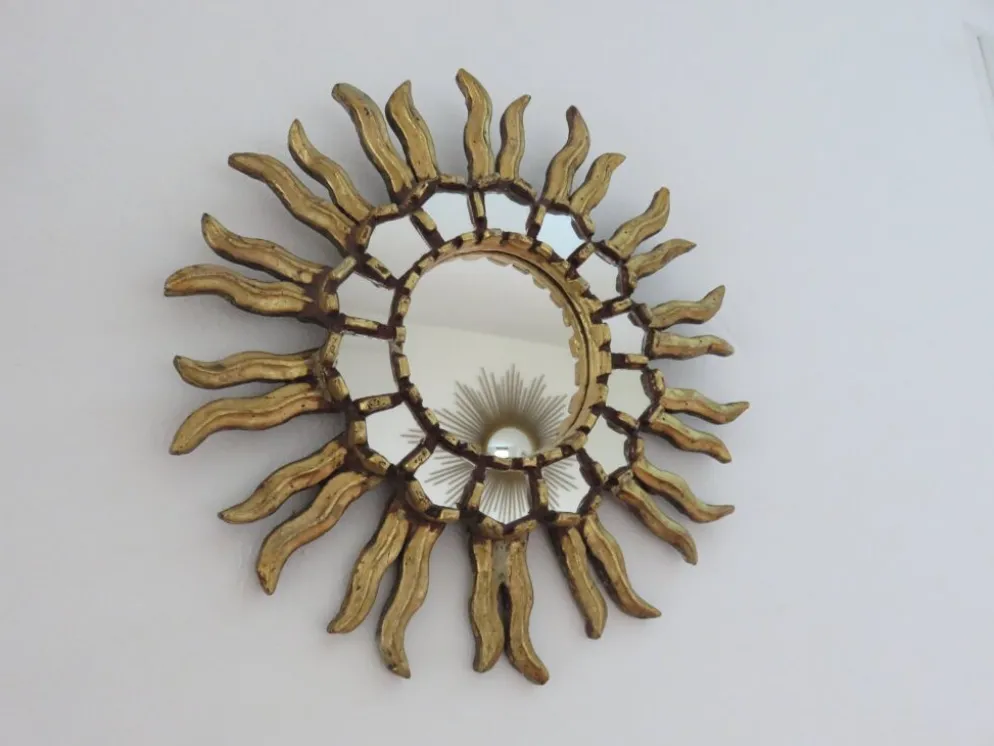 Miroir soleil en bois doré avec incrustations début XXème