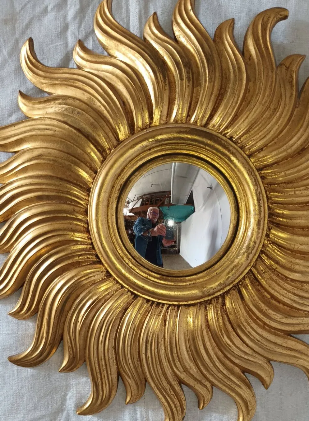 Miroir soleil en bois doré des années 90