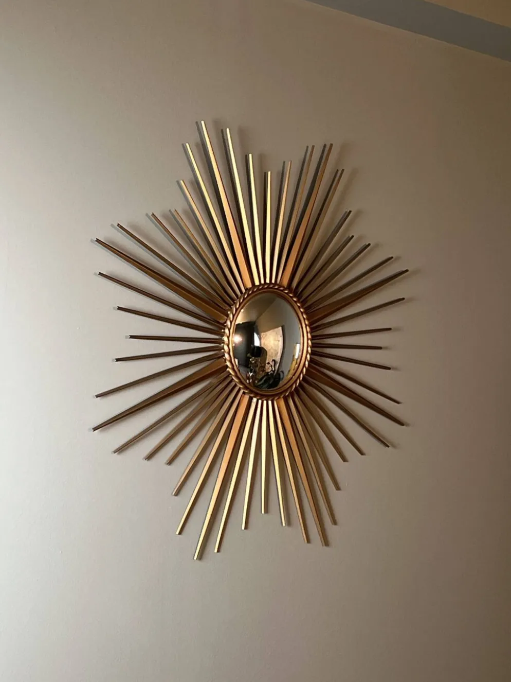 Miroir Soleil en Métal Doré à Miroir Bombé de Chaty Vallauris. Travail Fran